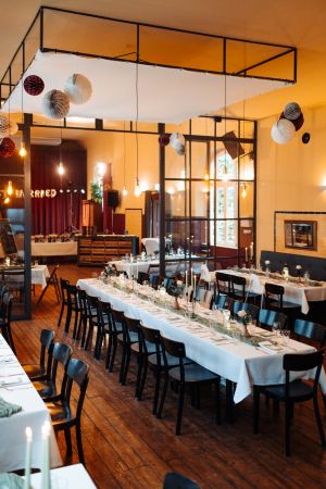 philipp-eins-innenraum-eingedeckt-bar-und-buffet-auf-tanzflaeche